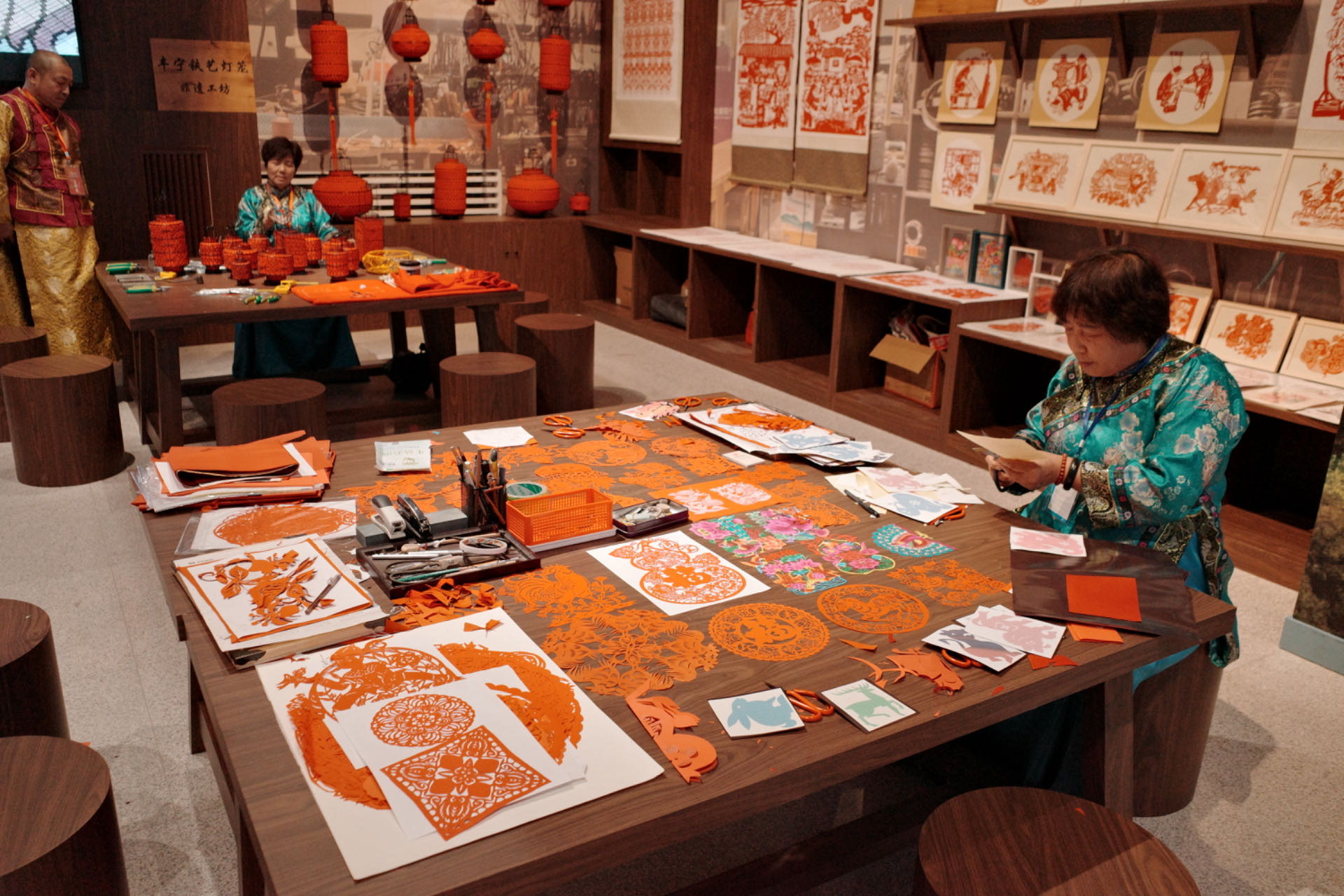 “氣象萬千——中國非遺保護(hù)實(shí)踐主題展”上，非遺傳承人現(xiàn)場展示。人民網(wǎng)記者 劉微攝