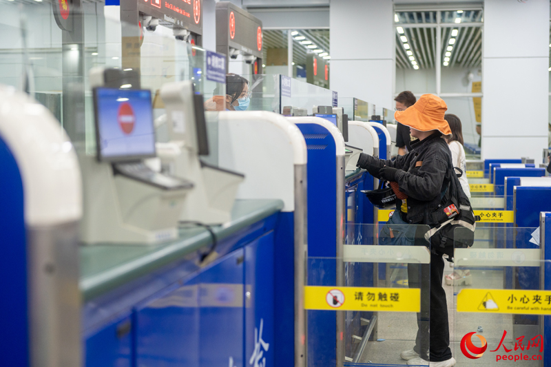 越南游客正在辦理入境手續(xù)。人民網(wǎng)記者 嚴立政攝