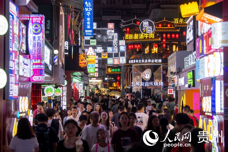 6月21日，貴陽(yáng)，青云市集內(nèi)游人如織。人民網(wǎng)記者 翁奇羽攝