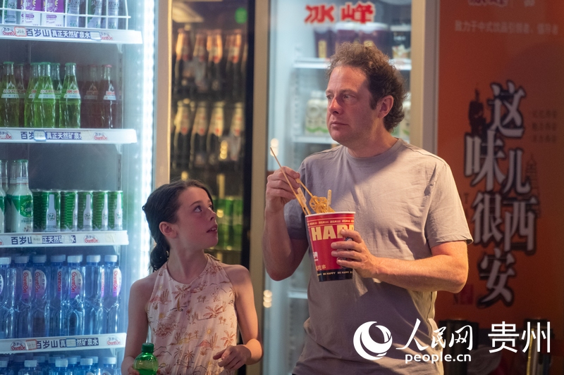 6月21日，貴陽(yáng)青云市集內(nèi)，游客邊逛邊吃。人民網(wǎng)記者 翁奇羽攝