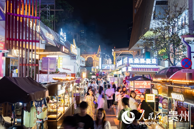 6月21日，夜幕下人頭攢動(dòng)的貴陽(yáng)市太平路街區(qū)。人民網(wǎng)記者 涂敏攝