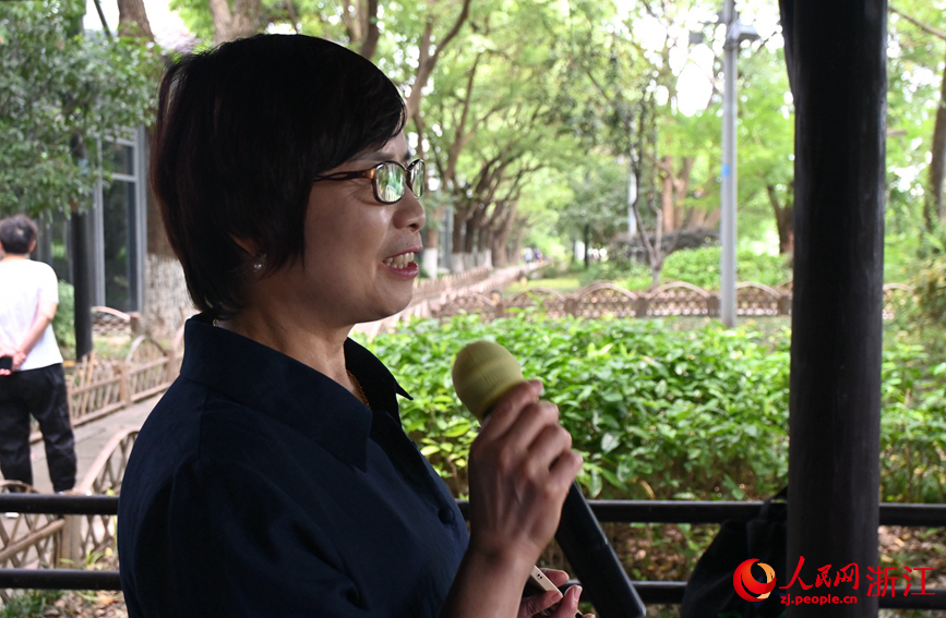 面向運河，任國萍放聲歌唱。人民網(wǎng)記者 張麗瑋