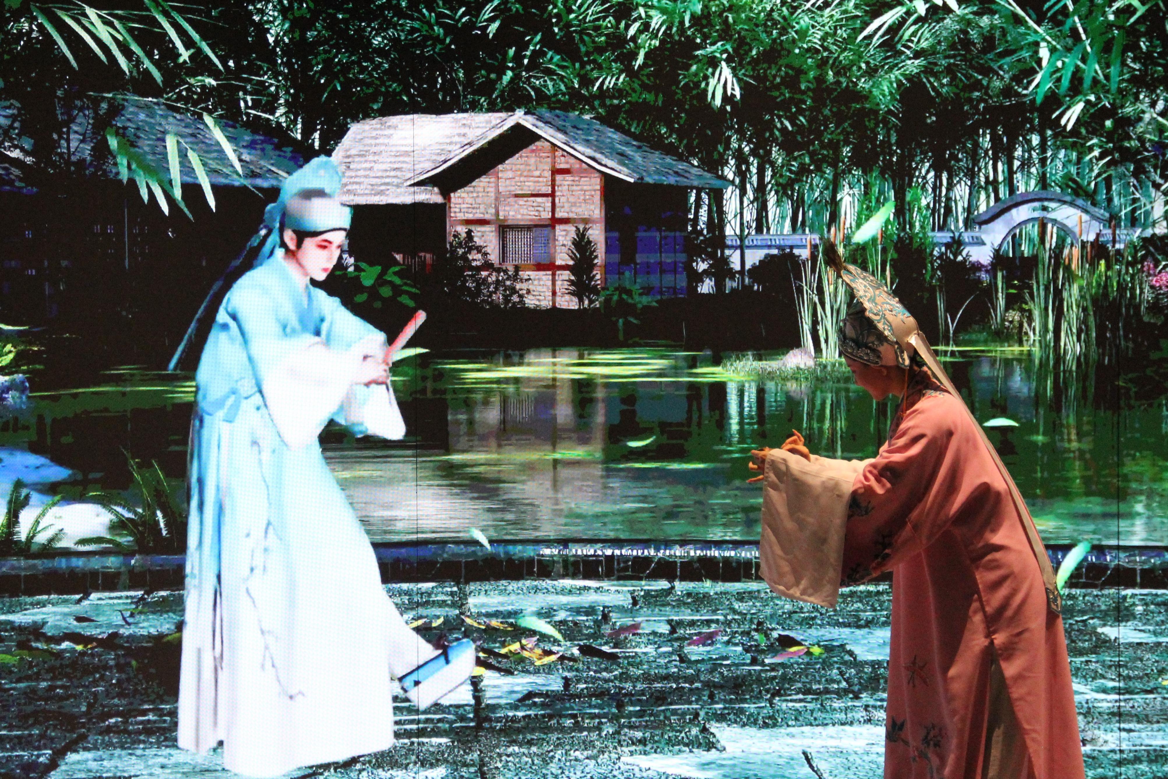 真人演員與虛擬人演員在“元啟金陵”南京數(shù)字文化客廳出演《梁山伯與祝英臺》經(jīng)典選段。受訪者供圖