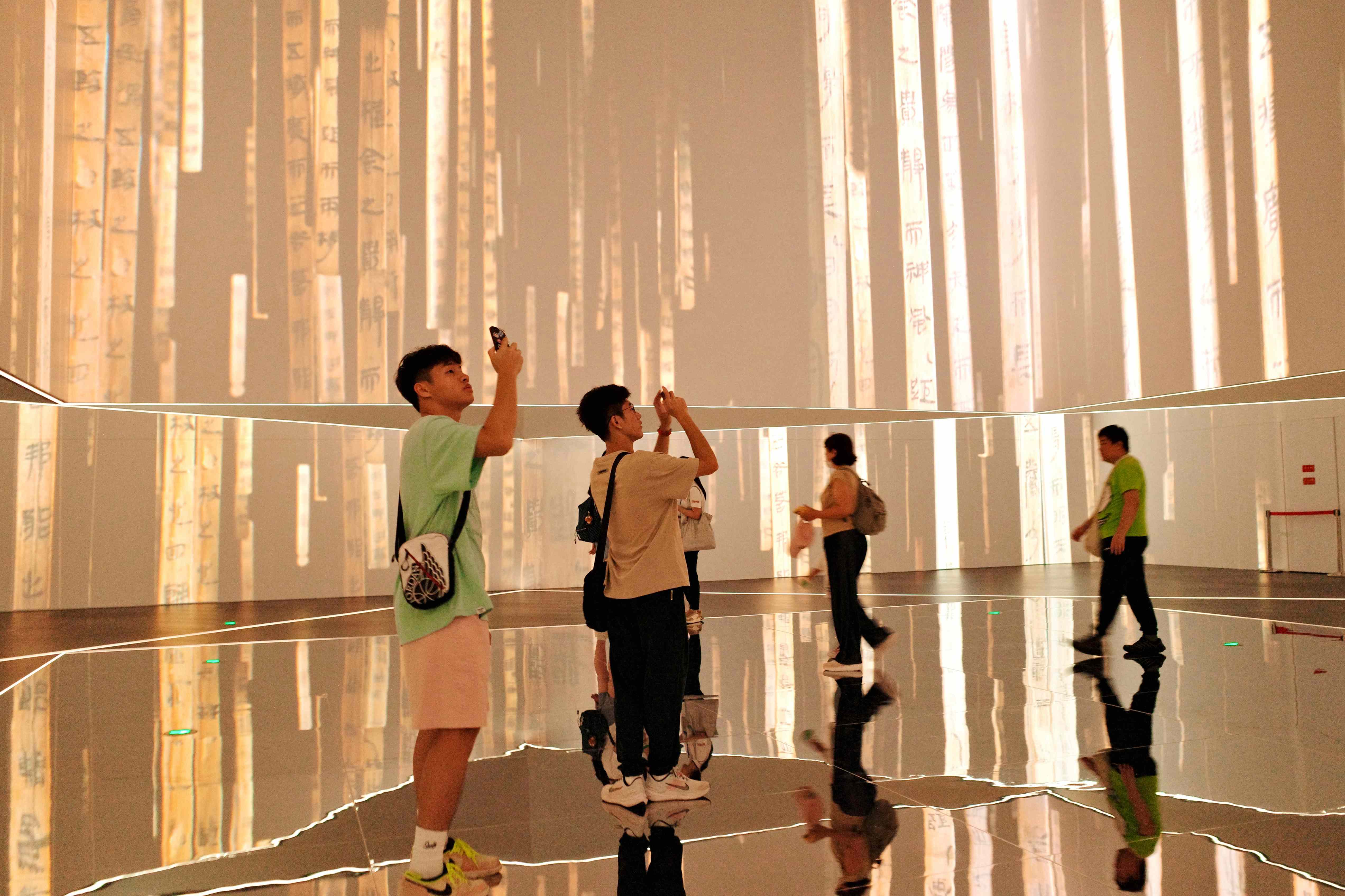 觀眾在湖南博物院沉浸式觀展。人民網(wǎng)記者 劉微攝