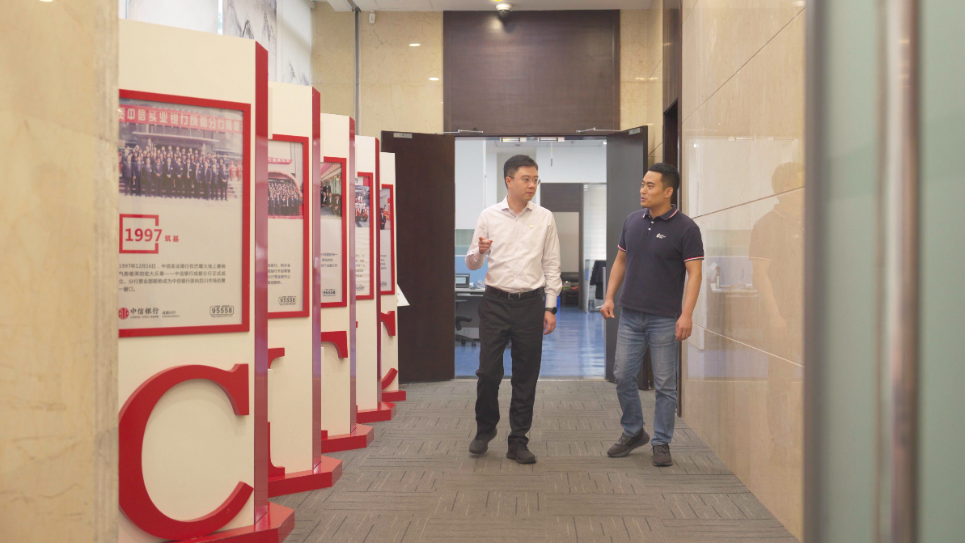 中信銀行成都分行行長(zhǎng)助理李一（左）接受采訪。人民網(wǎng)記者 王紹紹攝