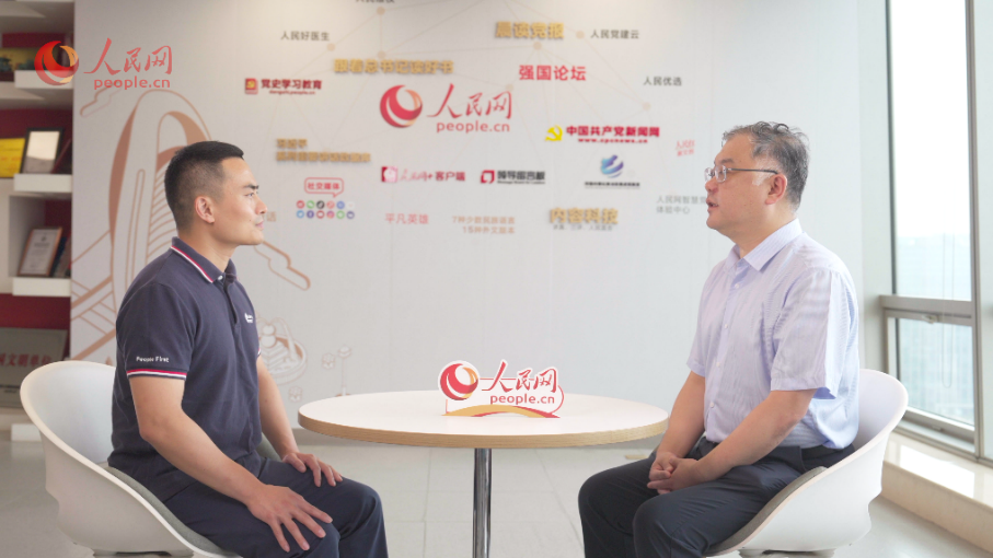 中共中央黨校（國(guó)家行政學(xué)院）國(guó)家治理教研部副主任李江濤（右）接受采訪。人民網(wǎng)記者 王紹紹攝