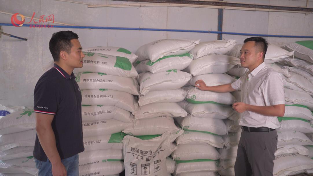 文圣農(nóng)業(yè)開發(fā)有限公司任志軍（右）接受采訪。人民網(wǎng)記者 王紹紹攝