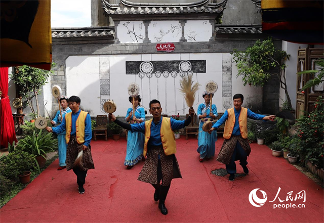 云南麗江古城“天地院”的納西族演出。 人民網(wǎng)記者 程浩攝