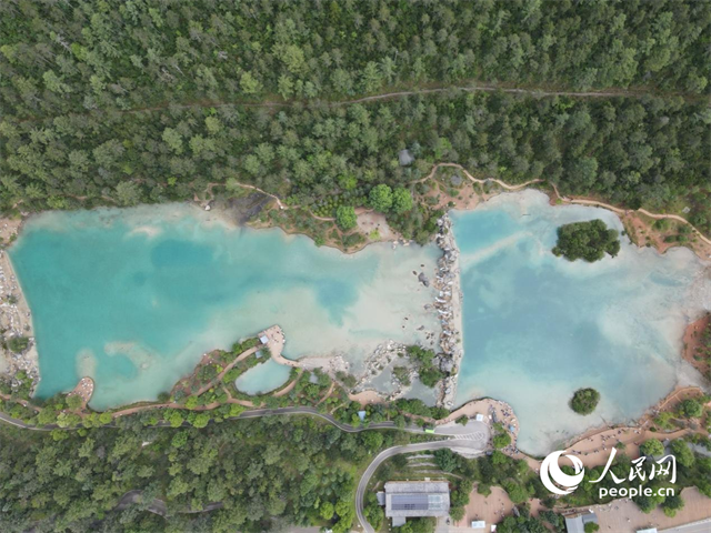 位于麗江市玉龍雪山東麓甲子村的藍(lán)月谷景區(qū)。 人民網(wǎng)記者 符皓攝