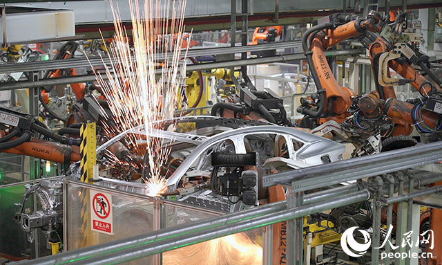 長(zhǎng)安汽車兩江工廠，機(jī)械臂正在工作。人民網(wǎng)記者 劉祎攝