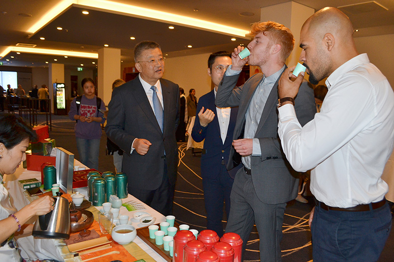 參會(huì)嘉賓品鑒貴州茶。貴州省互聯(lián)網(wǎng)信息辦公室供圖