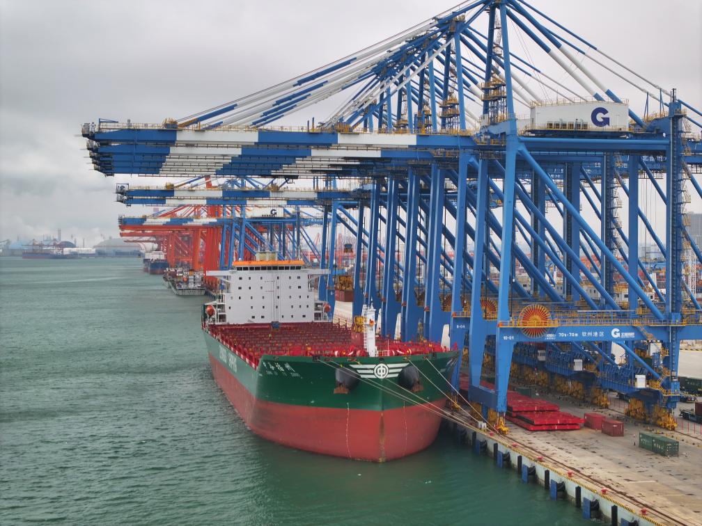 2月23日拍攝的廣西北部灣港欽州港區(qū)的碼頭堆場（無人機(jī)照片）。新華社記者 周華 攝