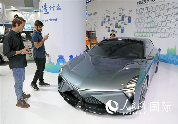 東博會上，上汽通用五菱展出的一款名為“東盟之光”的新能源概念車吸引參觀者駐足。人民網(wǎng)記者趙益普攝