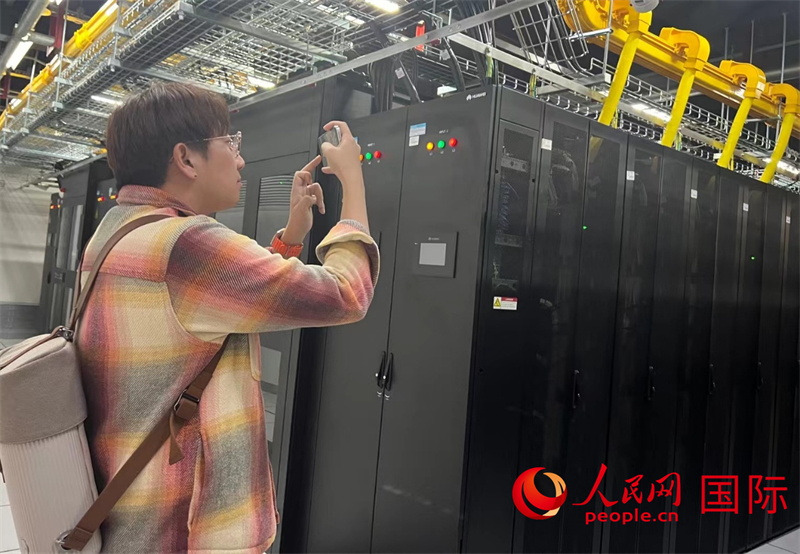 韓國博主樸大一參觀中國移動(dòng)新疆云計(jì)算和大數(shù)據(jù)中心機(jī)房。人民網(wǎng)記者曾書柔攝
