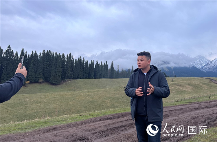 在庫(kù)爾德寧，吾買(mǎi)爾江被雪山美景震撼，即興錄制了短視頻作品。人民網(wǎng)記者曾書(shū)柔攝