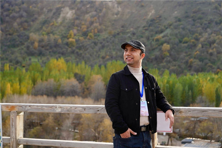 阿布德吾力參加“萬(wàn)人說(shuō)新疆”優(yōu)秀作者媒體行活動(dòng)留影。受訪者供圖