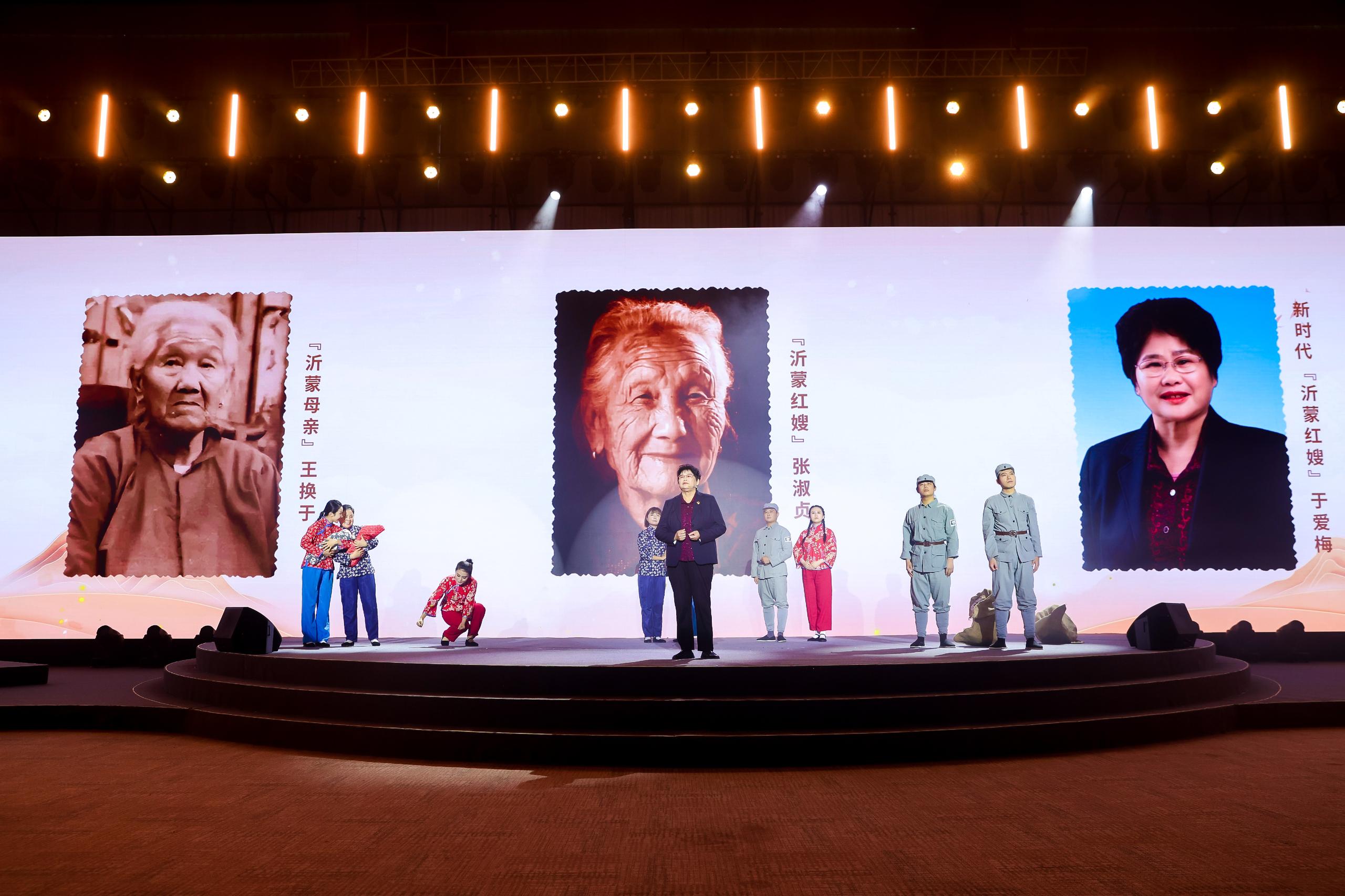 “何以中國·弦歌不輟”網(wǎng)絡(luò)主題活動現(xiàn)場，于愛梅講述“沂蒙紅嫂”的故事。人民視頻供圖。