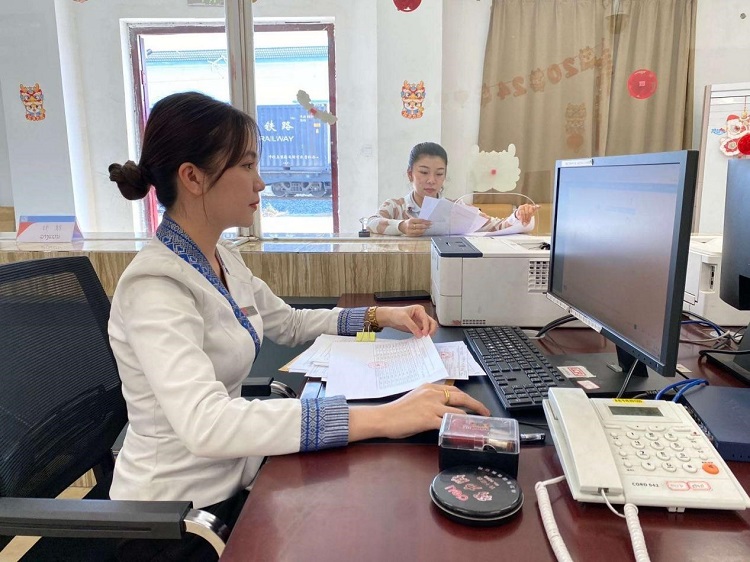 春節(jié)期間，中老鐵路員工堅守崗位，保障鐵路運行安全、暢通。李加勇攝