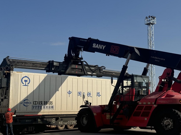 春節(jié)期間，起重機吊裝即將發(fā)運的冷鏈集裝箱。李加勇攝
