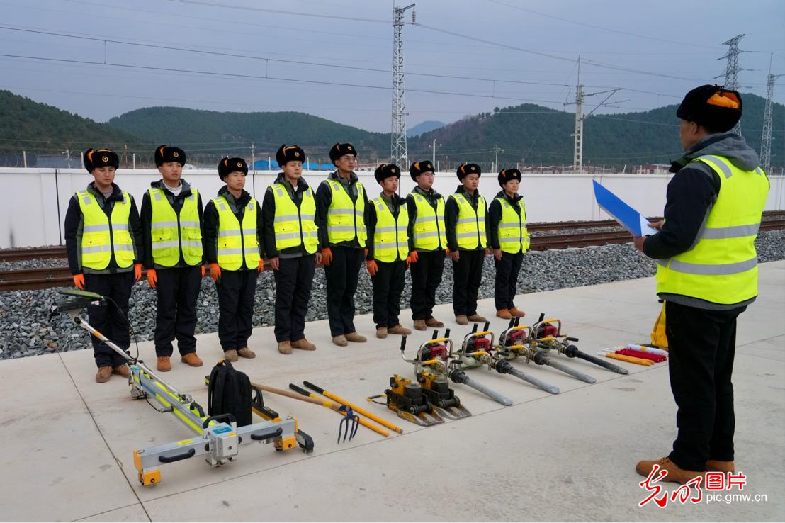 【發(fā)現(xiàn)最美鐵路】云端上的“毫米級”守護(hù)者——麗香鐵路養(yǎng)護(hù)工