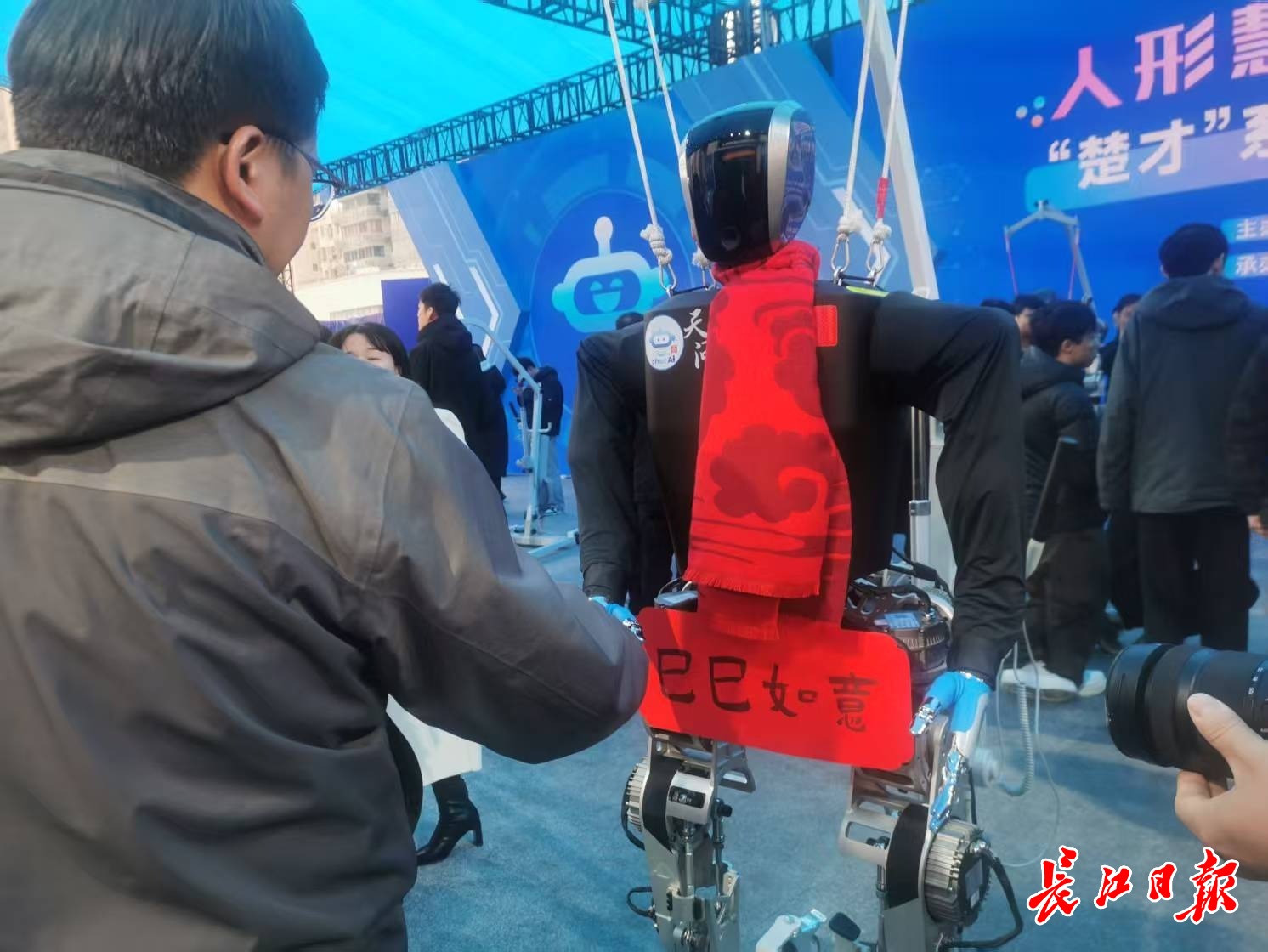 “天問”人形機(jī)器人和參觀市民握手，互致新年快樂。 長(zhǎng)江日?qǐng)?bào)記者陳永權(quán) 攝