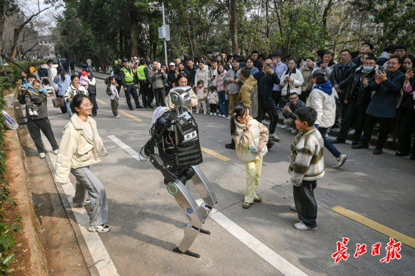 “智警小珞”人形機(jī)器人和小朋友們斗舞。長(zhǎng)江日?qǐng)?bào)記者史偉 攝