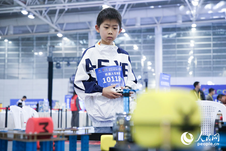 參加2025數(shù)字中國(guó)創(chuàng)新大賽青少年AI機(jī)器人賽道決賽的小選手。人民網(wǎng)記者 焦艷攝