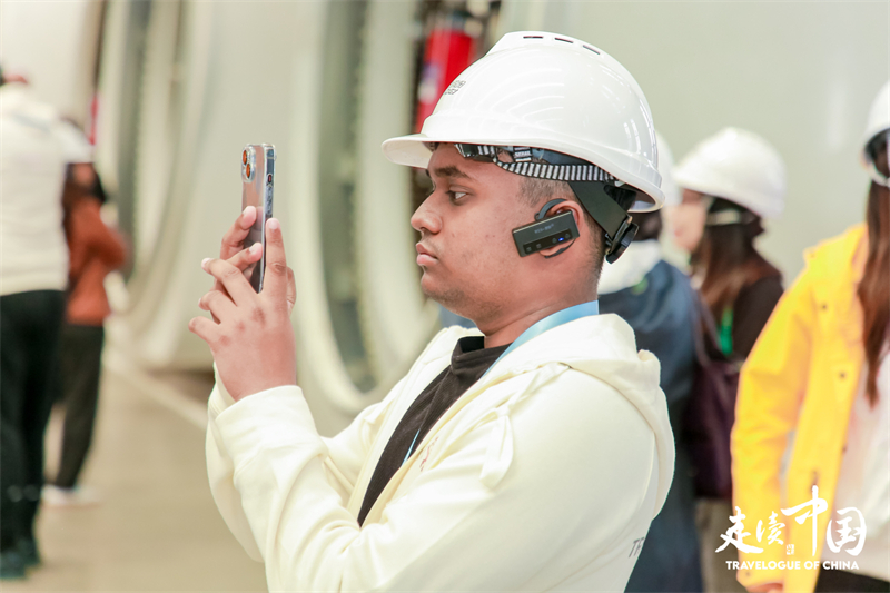 斐濟廣播公司記者尼基爾·庫馬爾（Nikhil Kumar）參觀運達風(fēng)電裝備制造廠房。環(huán)球網(wǎng)供圖