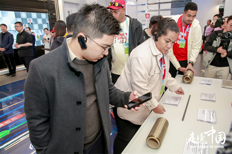 菲律賓《商業(yè)鏡報》蔡辰威（左）在烏蘭察布察哈爾高新技術(shù)開發(fā)區(qū)聽取講解。環(huán)球網(wǎng)供圖
