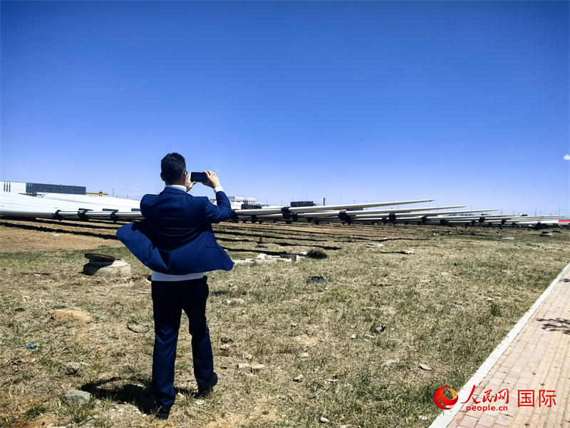 外媒記者拍攝廠房外的風(fēng)力渦輪發(fā)電機的巨型漿葉。人民網(wǎng) 楊春燕攝