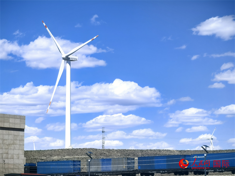 烏蘭察布烏蘭哈達火山附近的風(fēng)力渦輪發(fā)電機。人民網(wǎng) 楊春燕攝