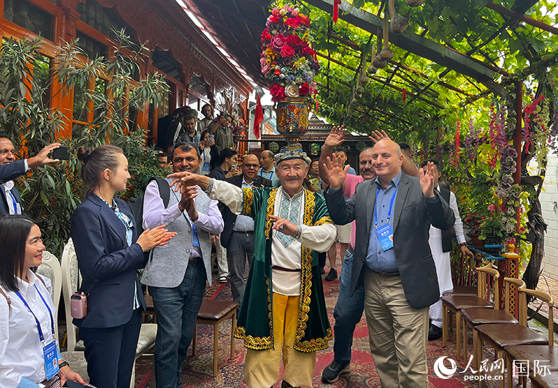 5月24日，外國媒體人在伊寧市喀贊其民俗旅游區(qū)參觀體驗。 人民網(wǎng)記者 翟轉(zhuǎn)麗攝