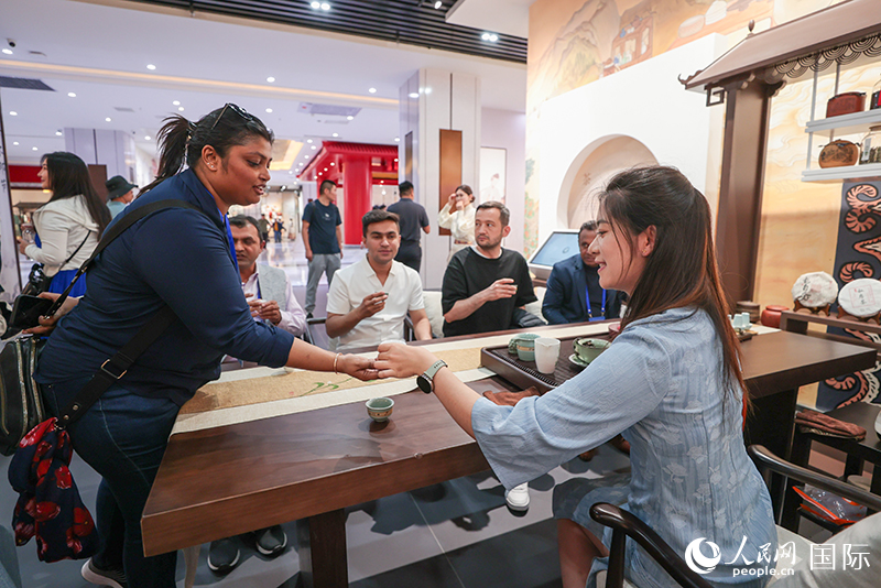 5月25日，外國媒體人在霍爾果斯國際邊境合作中心中國文化館參觀。人民網(wǎng)記者 張武軍攝