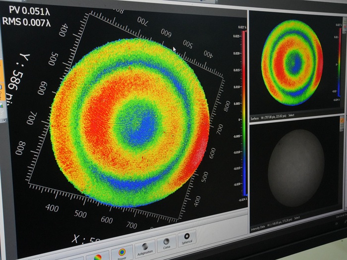 屏幕上清晰顯示著光學(xué)元器件的打磨程度。人民網(wǎng)記者 李洋攝