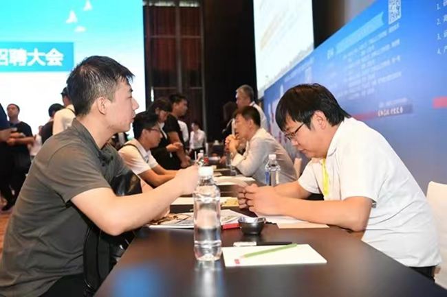 光電產(chǎn)業(yè)人才招聘會。人民網(wǎng)記者 李洋攝