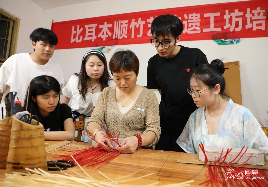 直播助農、健康義診、扮靚街巷……青年學子暑期返鄉(xiāng)服務桑梓