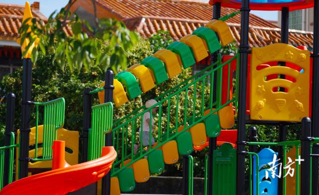 崖口村近年來也大力發(fā)展村里的基礎(chǔ)設(shè)施建設(shè)，尤其為老人和小孩提供更多的休閑娛樂場(chǎng)所。