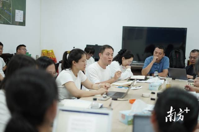 “夜總會(huì)”現(xiàn)場(chǎng)。