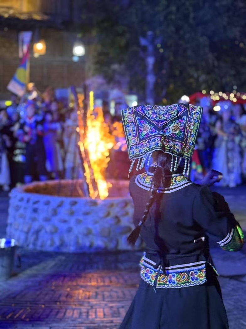 2025年7月，貴州烏江寨“萬人打跳夜”現(xiàn)場。受訪者供圖