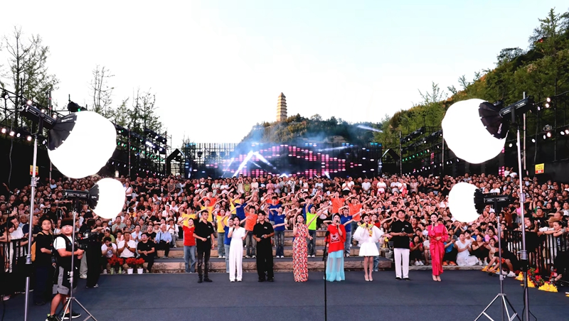 “寶塔山下唱民歌”活動(dòng)現(xiàn)場(chǎng)盛況。加向前攝