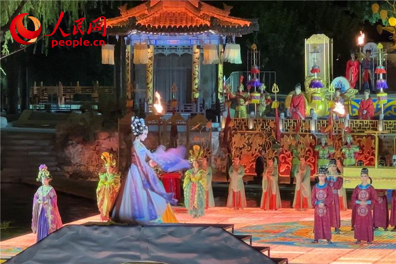 《長(zhǎng)恨歌》演出現(xiàn)場(chǎng)。人民網(wǎng)記者 李志強(qiáng)攝