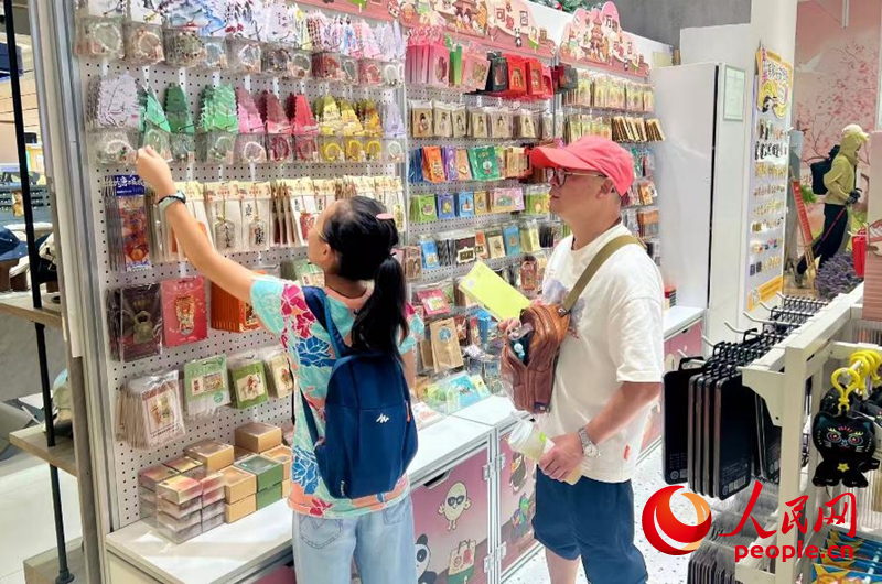 游客在文創(chuàng)店挑選商品。人民網(wǎng)記者 鄒星攝