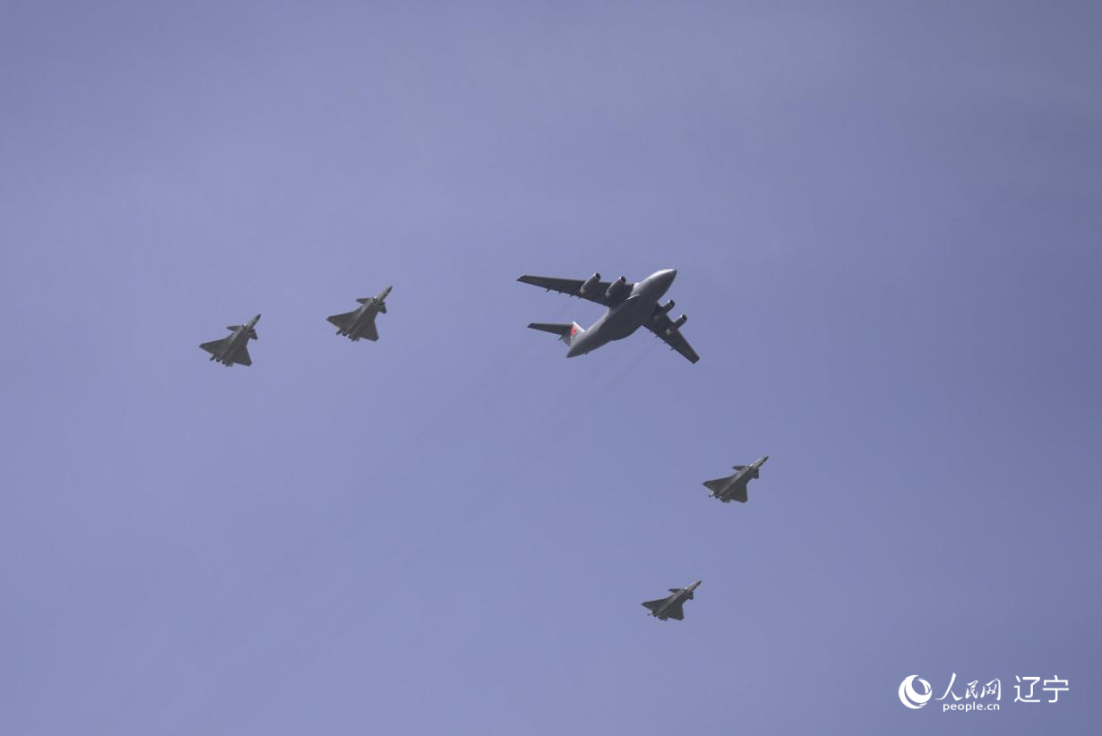 執(zhí)行第十二批在韓中國人民志愿軍烈士遺骸轉運任務的運-20進入中國領空后，首次采用“五機編隊”的方式，由4架殲-20伴飛護航，與往年相比護航規(guī)格更高。人民網(wǎng)記者 邱宇哲攝