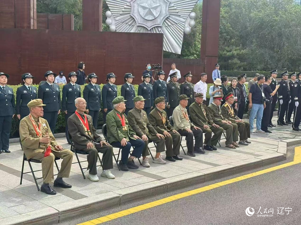 沈陽抗美援朝烈士陵園門前，志愿軍老戰(zhàn)士等候戰(zhàn)友的歸隊。人民網(wǎng)記者 周頌雪攝