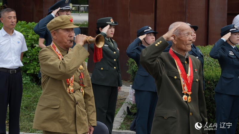 志愿軍老戰(zhàn)士南啟祥再次為戰(zhàn)友吹響了沖鋒號。人民網(wǎng)記者 周頌雪攝
