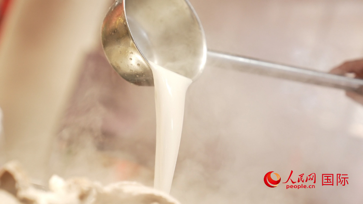 熬制中的徐州羊湯。人民網(wǎng)記者 蘇纓翔攝