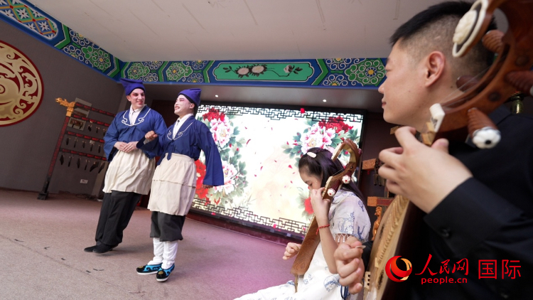 人民網(wǎng)外籍專家湖長明體驗柳琴戲。人民網(wǎng)記者 蘇纓翔攝
