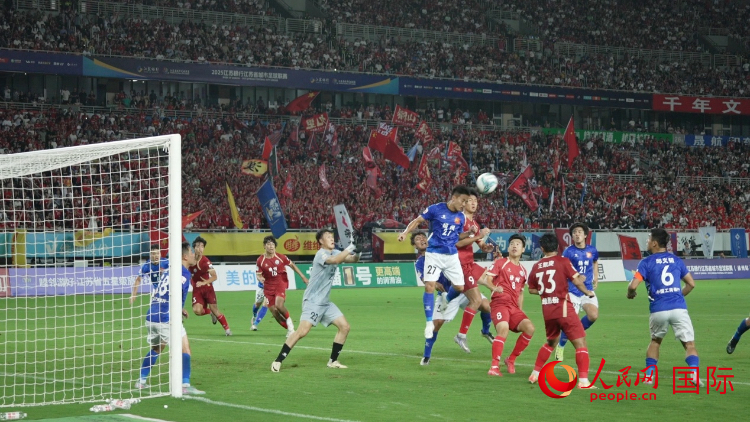 “蘇超”比賽現(xiàn)場。人民網(wǎng)記者 余樂攝