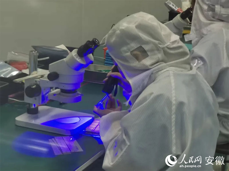 金張科技帶動下，超100家功能膜新材料企業(yè)在太湖縣集聚。人民網(wǎng)記者 胡雨松攝