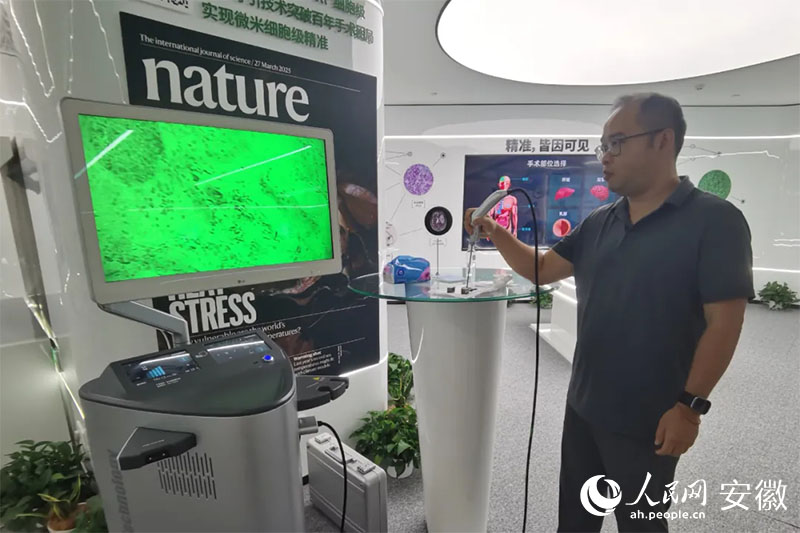 陳廷嘉演示“安刀”使用方法。人民網(wǎng)記者 胡雨松攝